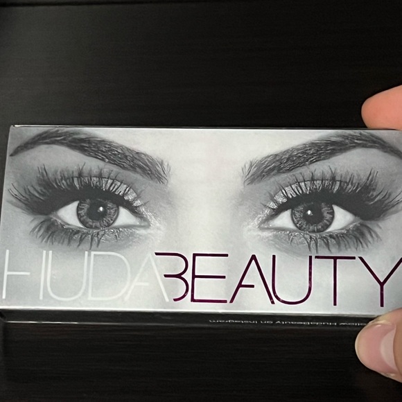 Huda Beauty Lashes in Sasha - Picture 3 of 4